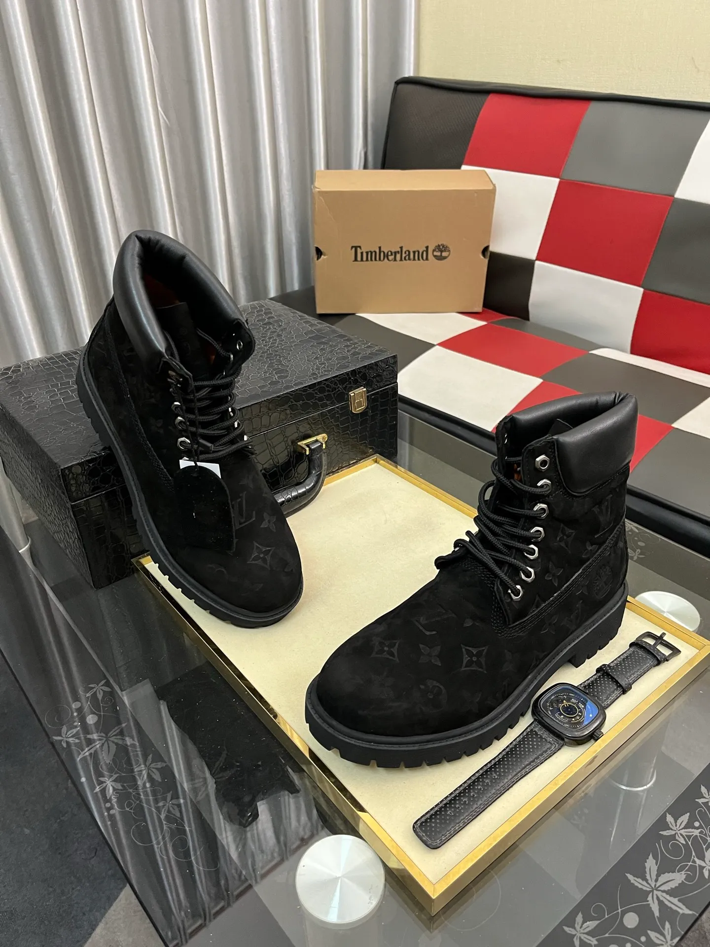 Ex-factory price: 458⌚️⌚️LV x Timberland Timberland joint model Presbyopia Embossed Rhubarb Boots Ankle Boots Short Boots LV x Timberland ankle boots are made of Monogram embossed waterproof nubuck cow leather, relying on the brand's exquisite craftsmanship to carefully reshape the classic Timberland 6-inch boot shape in Italy, with an eye-catching American workwear style. Created by Pharrell Williams 2025 autumn and winter menswear show. Monogram embossed tongue, original Timberland laces and outsole are exquisite details, and the leather label expresses the cooperation logo. Exquisite packaging at the delivery counter🛍📦 ▪️Material: Original customized imported first-layer cowhide ▪️Inner lining: Original customized leather lining/mesh lining ▪️Outsole: Original molded rubber material ▪️Sole thickness: 3.5CM ▪️Size: 38-44